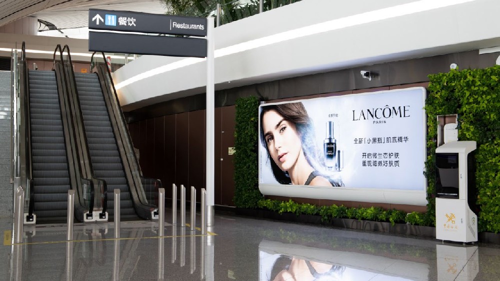 大兴机场四层国际出发安检前灯箱广告