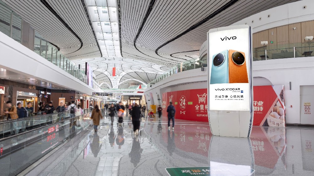 大兴机场2层混流区三面竖式灯箱广告