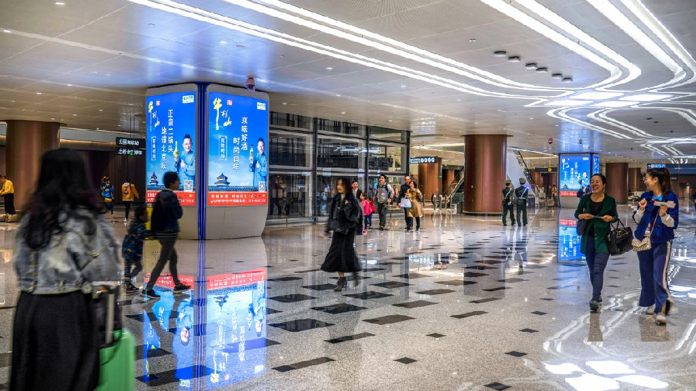 大兴机场B1层安检前双面包柱媒体广告