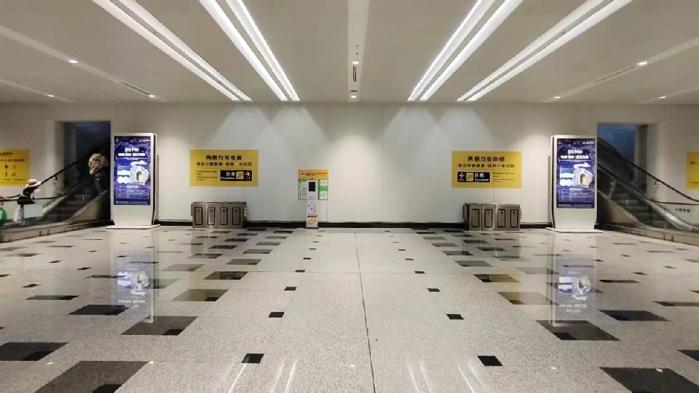 大兴机场B1层安检后刷屏媒体广告