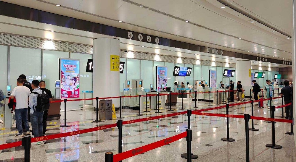 大兴机场三层出发安检前刷屏媒体广告