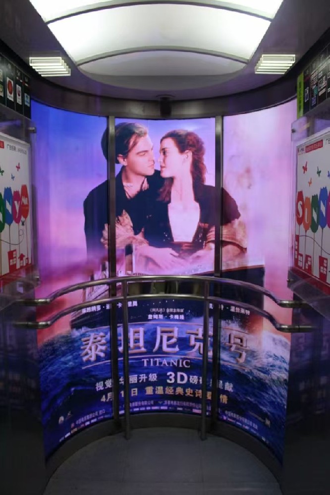 电影宣传电梯门广告